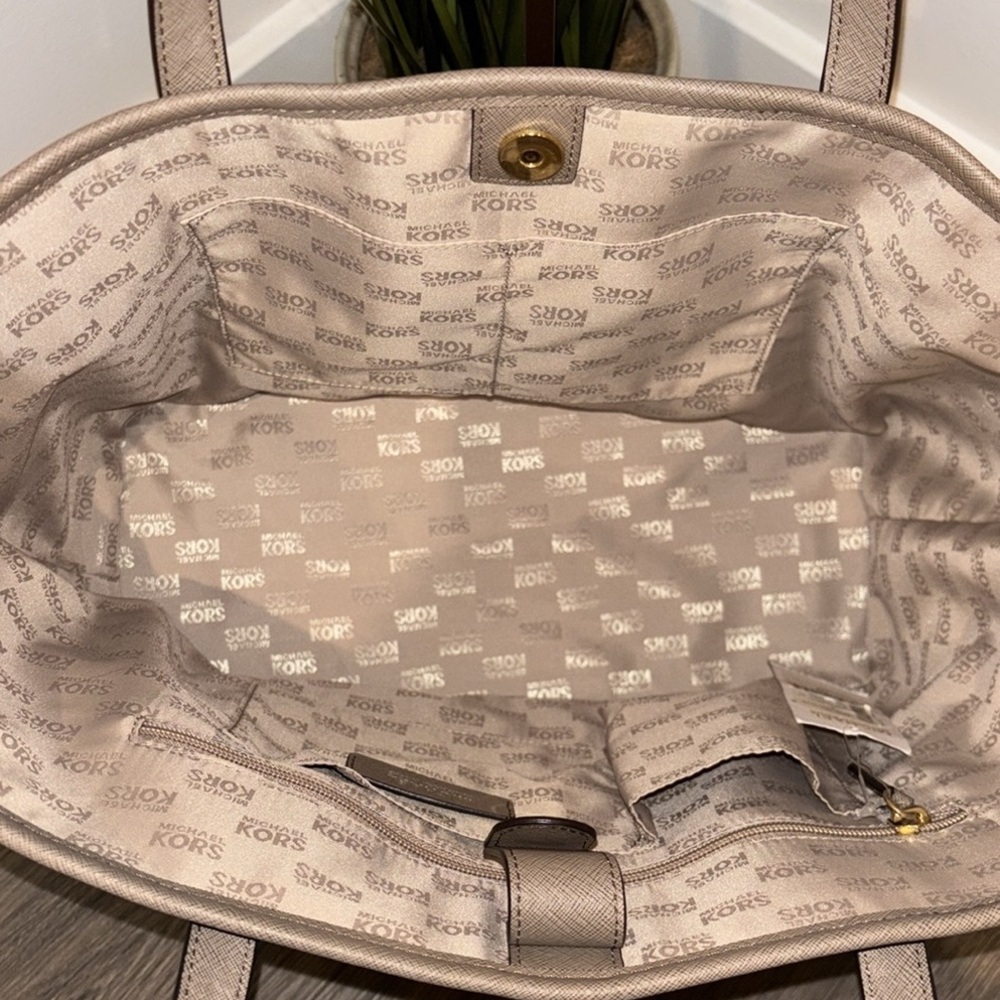 NWT. Michael Kors Taupe Tote Bag - Picture 5 of 8